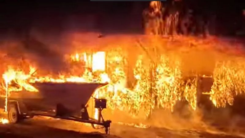 Un feroz incendio arrasó con un camping en El Carrizal (Video)